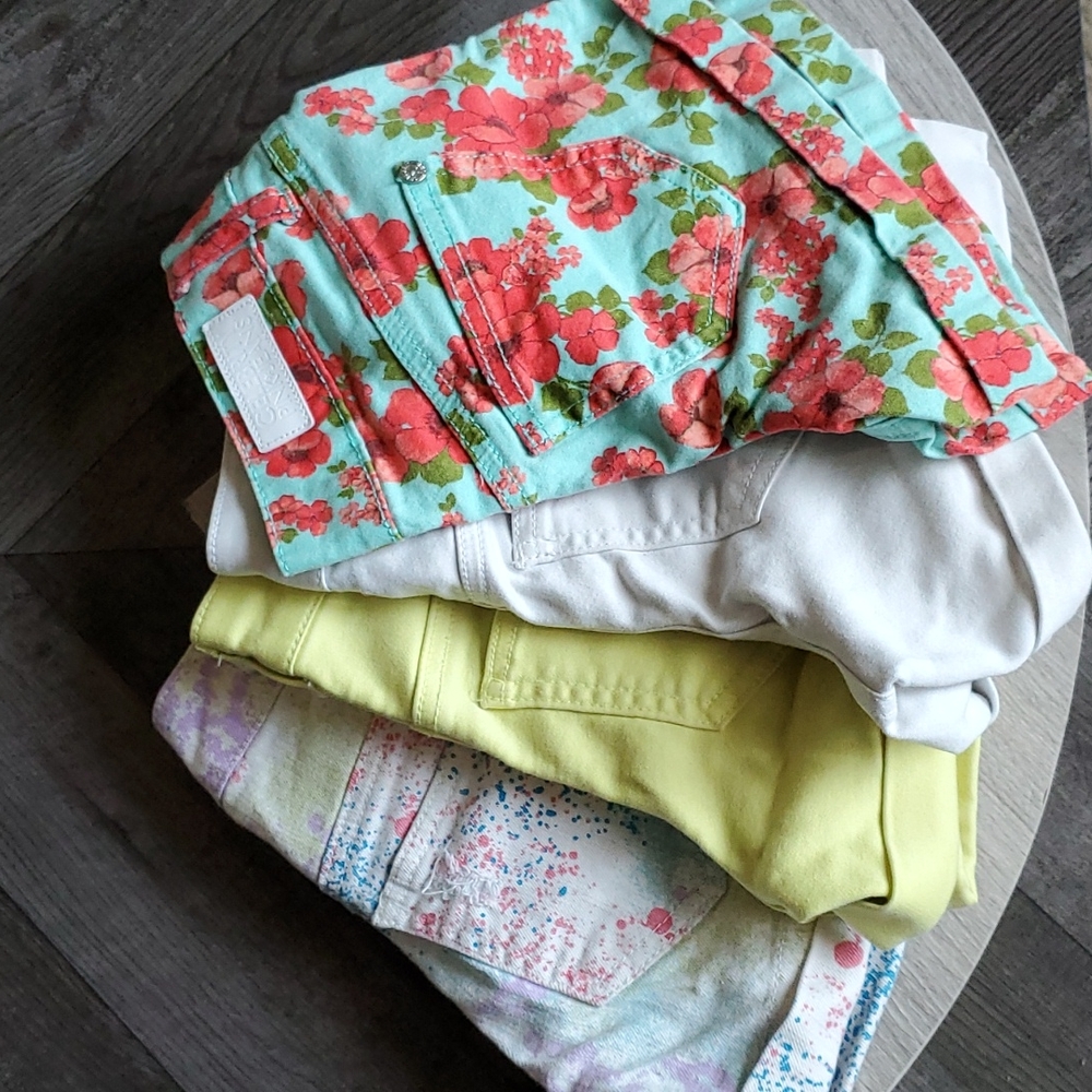 Selling all 4 Shorts together Size 3 Summer Spring Style shorts!!